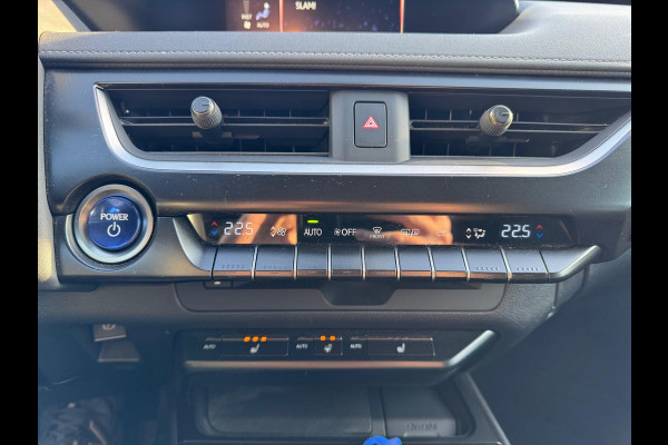 Lexus UX 250h Preference Line | Trekhaak, 18 inch, Keyless, Dodehoekherkenning, Parkeersensoren, Stoel + Stuurverwarming