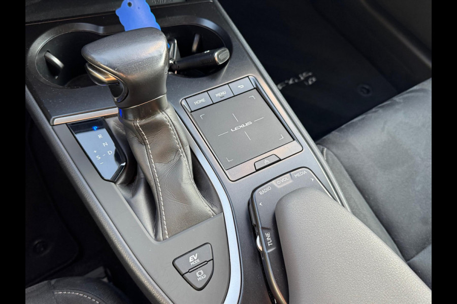 Lexus UX 250h Preference Line | Trekhaak, 18 inch, Keyless, Dodehoekherkenning, Parkeersensoren, Stoel + Stuurverwarming