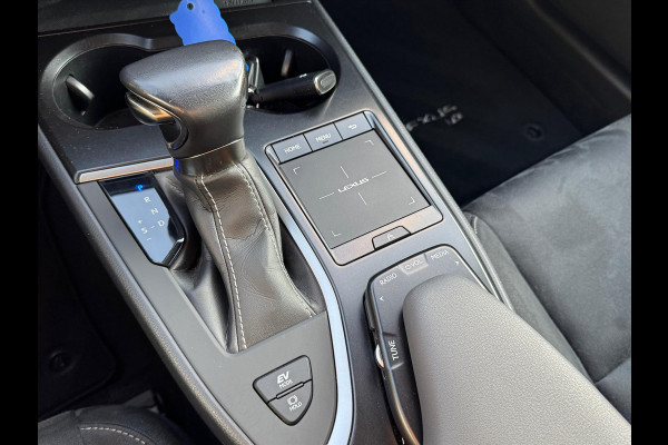 Lexus UX 250h Preference Line | Trekhaak, 18 inch, Keyless, Dodehoekherkenning, Parkeersensoren, Stoel + Stuurverwarming