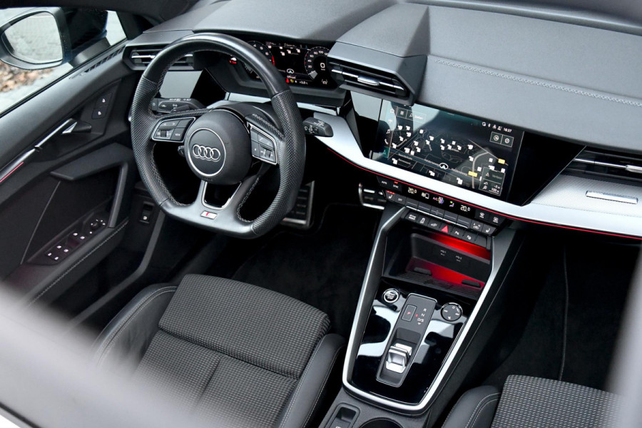 Audi A3 Sportback 45 TFSI e 3x S-Line Competition. Pano, ACC, Keyless, Sfeer, CarPlay!