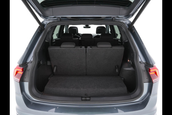 Volkswagen Tiguan Allspace 1.5 TSI R-line Highline Business (7-Pers.) (INCL-BTW) Aut * PANO | NAVI-FULLMAP | XENON | ALCANTARA | HEATED-ERGONOMIC-SPORTSEATS | KEYLESS | PRIVACY-GLASS | CAMERA | DAB | DIGI-COCKPIT | PDC | TOWBAR | ECC | 19"ALU*