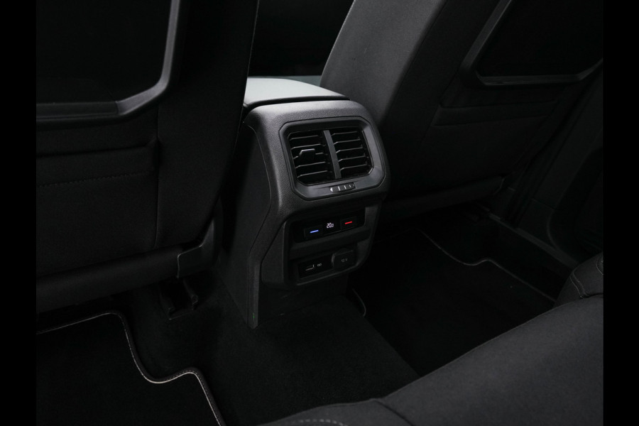 Volkswagen Tiguan Allspace 1.5 TSI R-line Highline Business (7-Pers.) (INCL-BTW) Aut * PANO | NAVI-FULLMAP | XENON | ALCANTARA | HEATED-ERGONOMIC-SPORTSEATS | KEYLESS | PRIVACY-GLASS | CAMERA | DAB | DIGI-COCKPIT | PDC | TOWBAR | ECC | 19"ALU*