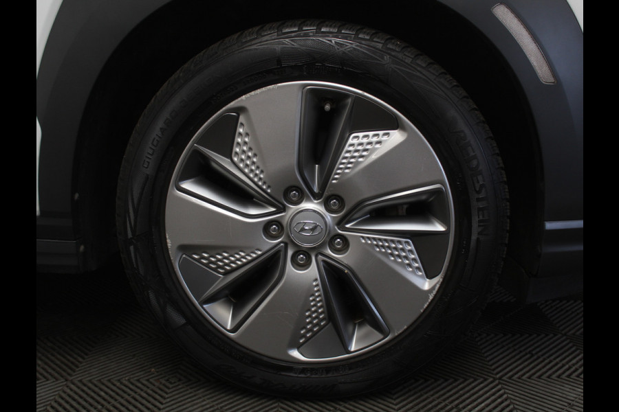 Hyundai Kona EV Fashion 64 kWh CLIMATE | ADAPCRUISE | CAMERA | CARPLAY | LMV17 | LED | DAB | HEAD-UP | NAVI | PDCA | 3FASE