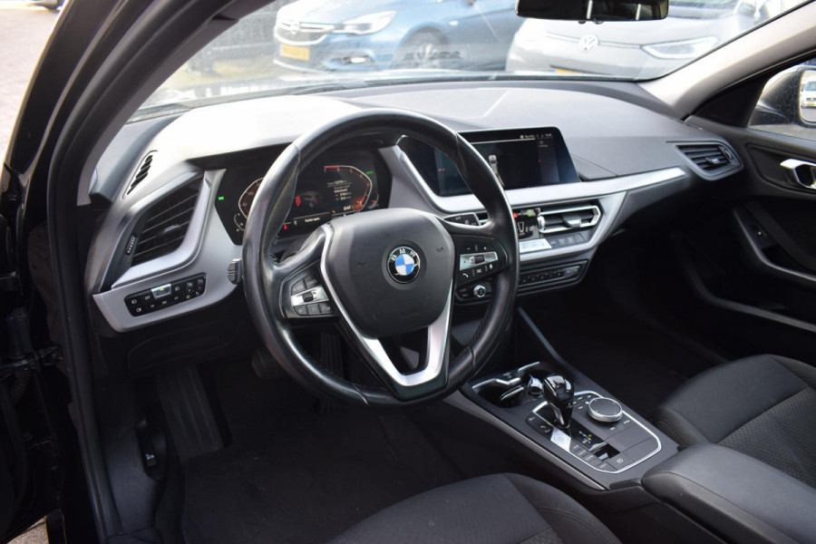 BMW 1-serie 118i Executive Edition | Pano | Apple CarPlay | LED | Virtual
