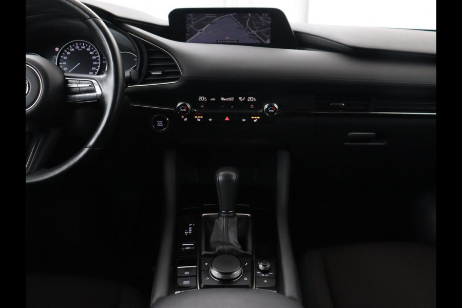 Mazda 3 2.0 e-SkyActiv-G Sportive | Head-Up | Stoelverwarming | Adaptive cruise | Camera | Carplay | Stuurverwarming | Navigatie | Climate control | Bluetooth | Parkeerhulp | Full LED