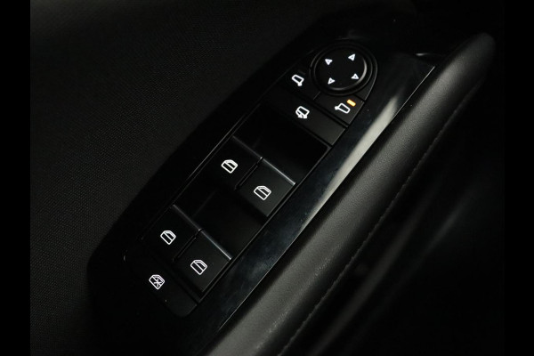 Mazda 3 2.0 e-SkyActiv-G Sportive | Head-Up | Stoelverwarming | Adaptive cruise | Camera | Carplay | Stuurverwarming | Navigatie | Climate control | Bluetooth | Parkeerhulp | Full LED