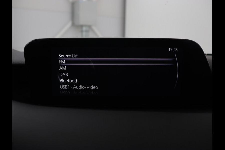 Mazda 3 2.0 e-SkyActiv-G Sportive | Head-Up | Stoelverwarming | Adaptive cruise | Camera | Carplay | Stuurverwarming | Navigatie | Climate control | Bluetooth | Parkeerhulp | Full LED