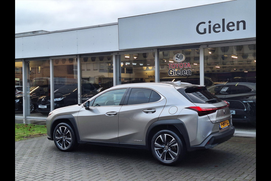 Lexus UX 250h Preference Line | Dodehoekherkenning, 18 inch, Stoel + Stuurverwarming, Parkeersensoren, Apple CarPlay/Android Auto
