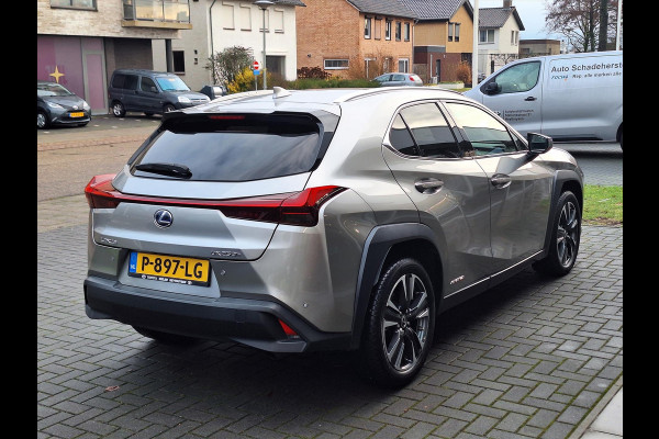 Lexus UX 250h Preference Line | Dodehoekherkenning, 18 inch, Stoel + Stuurverwarming, Parkeersensoren, Apple CarPlay/Android Auto