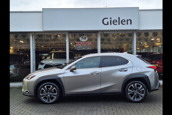 Lexus UX 250h Preference Line | Dodehoekherkenning, 18 inch, Stoel + Stuurverwarming, Parkeersensoren, Apple CarPlay/Android Auto