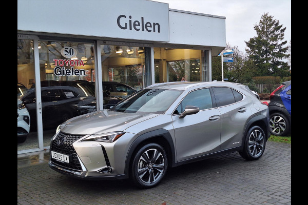 Lexus UX 250h Preference Line | Dodehoekherkenning, 18 inch, Stoel + Stuurverwarming, Parkeersensoren, Apple CarPlay/Android Auto