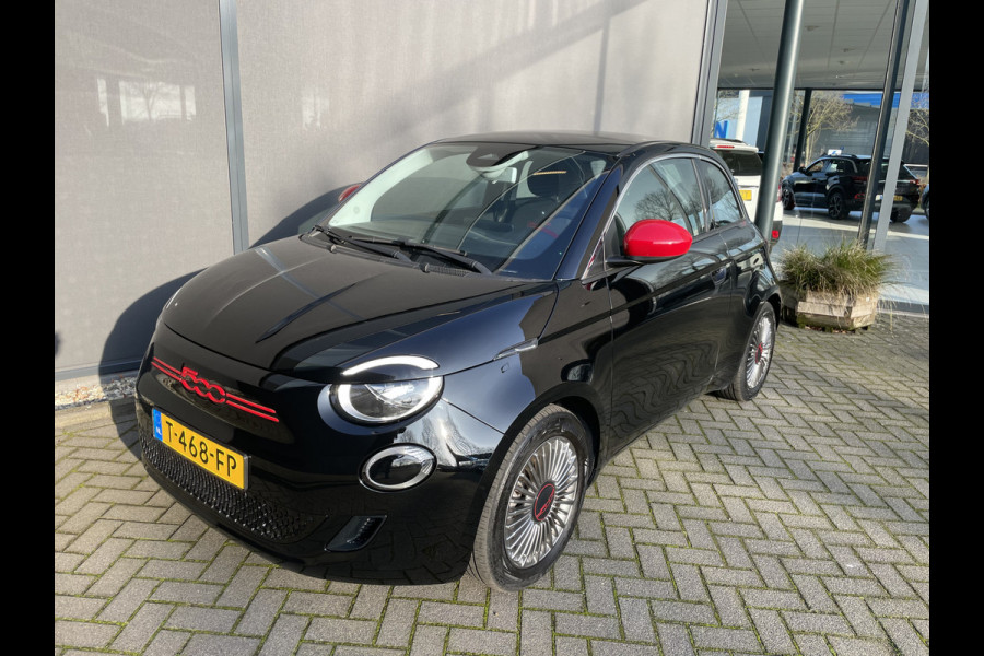 Fiat 500 RED 42 kWh Airco - Achteruitrijcamera - Apple carplay - Cruise control - Parkeersensor achter - Navigatiesysteem full map - Bluetooth - Centrale vergrendeling - Elektrische ramen voor - Keyless start -  Stuur multifunctioneel