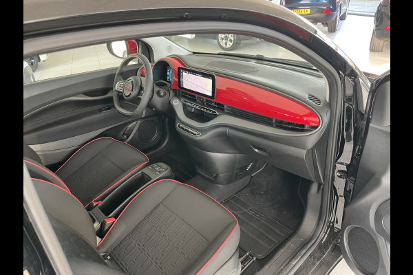 Fiat 500 RED 42 kWh Airco - Achteruitrijcamera - Apple carplay - Cruise control - Parkeersensor achter - Navigatiesysteem full map - Bluetooth - Centrale vergrendeling - Elektrische ramen voor - Keyless start -  Stuur multifunctioneel