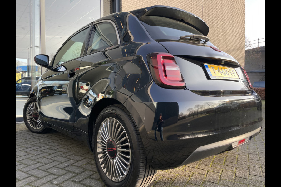 Fiat 500 RED 42 kWh Airco - Achteruitrijcamera - Apple carplay - Cruise control - Parkeersensor achter - Navigatiesysteem full map - Bluetooth - Centrale vergrendeling - Elektrische ramen voor - Keyless start -  Stuur multifunctioneel