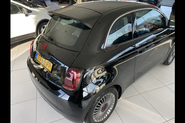 Fiat 500 RED 42 kWh Airco - Achteruitrijcamera - Apple carplay - Cruise control - Parkeersensor achter - Navigatiesysteem full map - Bluetooth - Centrale vergrendeling - Elektrische ramen voor - Keyless start -  Stuur multifunctioneel
