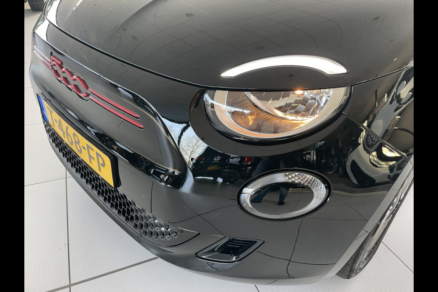 Fiat 500 RED 42 kWh Airco - Achteruitrijcamera - Apple carplay - Cruise control - Parkeersensor achter - Navigatiesysteem full map - Bluetooth - Centrale vergrendeling - Elektrische ramen voor - Keyless start -  Stuur multifunctioneel