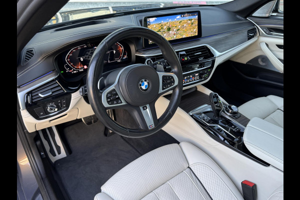 BMW 5 Serie Touring 530i xDrive High Executive M Sport Pakket Automaat / Panoramadak / Trekhaak / Integrale Actieve Besturing / Stoelventilatie / Driving Assistant Professional / Bowers & Wilkins / Laserlight / M Sportremsysteem / Soft Close