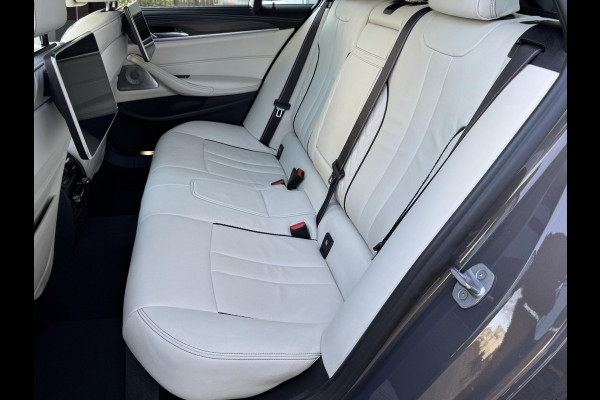 BMW 5 Serie Touring 530i xDrive High Executive M Sport Pakket Automaat / Panoramadak / Trekhaak / Integrale Actieve Besturing / Stoelventilatie / Driving Assistant Professional / Bowers & Wilkins / Laserlight / M Sportremsysteem / Soft Close