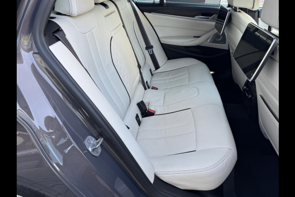 BMW 5 Serie Touring 530i xDrive High Executive M Sport Pakket Automaat / Panoramadak / Trekhaak / Integrale Actieve Besturing / Stoelventilatie / Driving Assistant Professional / Bowers & Wilkins / Laserlight / M Sportremsysteem / Soft Close