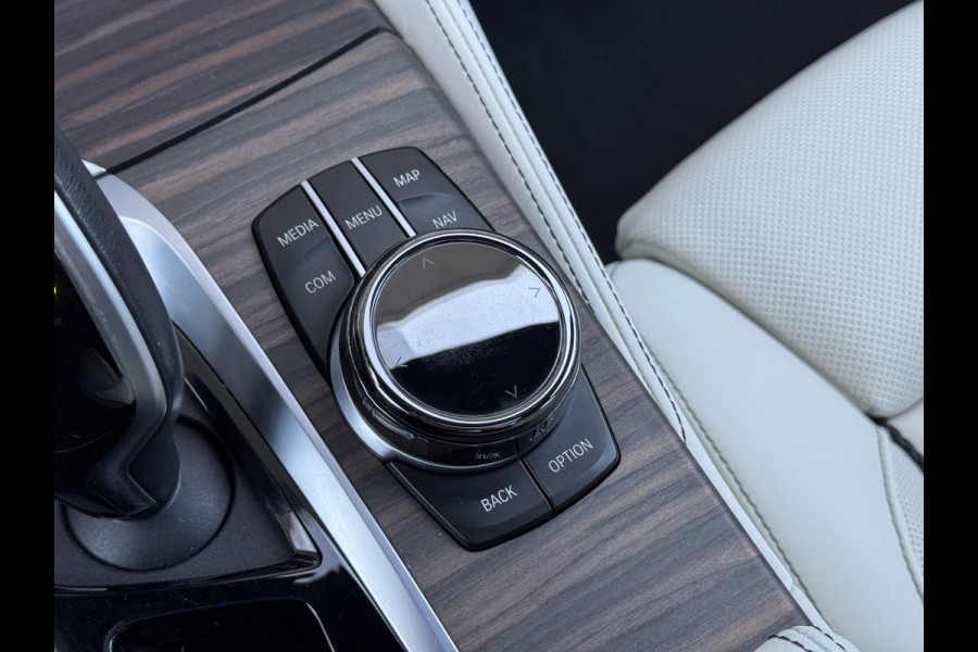 BMW 5 Serie Touring 530i xDrive High Executive M Sport Pakket Automaat / Panoramadak / Trekhaak / Integrale Actieve Besturing / Stoelventilatie / Driving Assistant Professional / Bowers & Wilkins / Laserlight / M Sportremsysteem / Soft Close