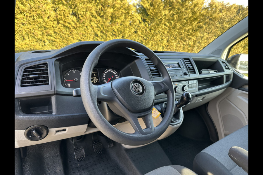 Volkswagen Transporter 2.0 TDI 102 PK / L2H1 / UNIEK 29.774 KM !! / 1e EIGENAAR / TREKHAAK / AIRCO / 3 ZITS