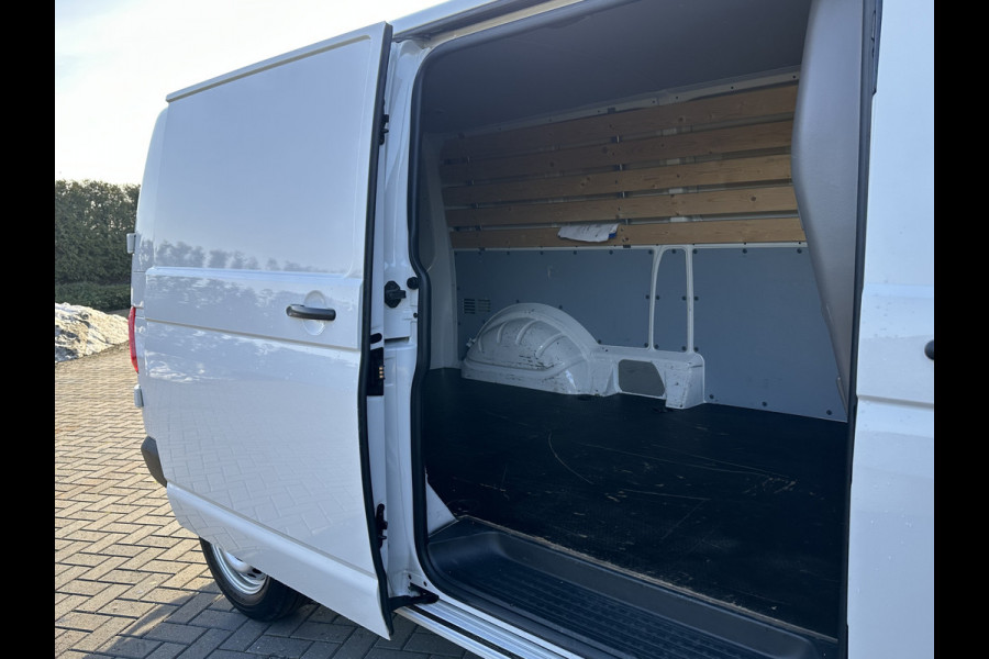 Volkswagen Transporter 2.0 TDI 102 PK / L2H1 / UNIEK 29.774 KM !! / 1e EIGENAAR / TREKHAAK / AIRCO / 3 ZITS
