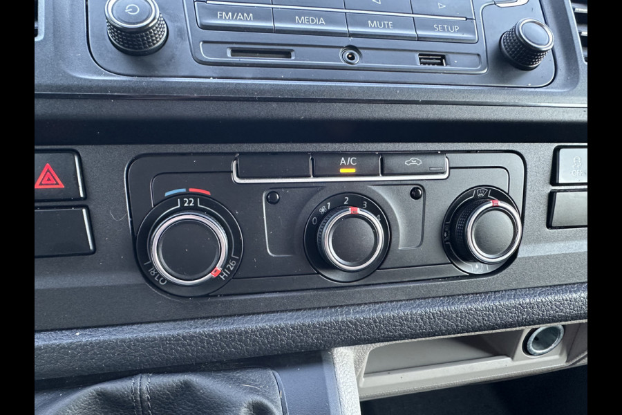 Volkswagen Transporter 2.0 TDI 102 PK / L2H1 / UNIEK 29.774 KM !! / 1e EIGENAAR / TREKHAAK / AIRCO / 3 ZITS