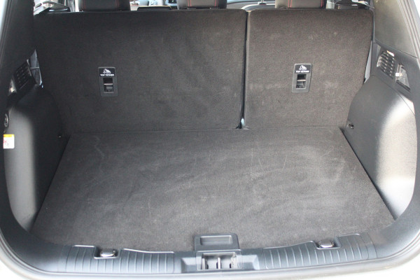 Ford Kuga 2.5-243pk PHEV ST-Line X. Van €. 54.937,- voor €. 43.735,- Trekgewicht van 2.100kg ! Elektr. panodak., elektr. trekhaak, stoel-, stuur- en voorraamverw., 360gr. Camera, HUD, AppleCarplay/Androidauto, Elektr. verstelb. comfortstoelen, LED verl.