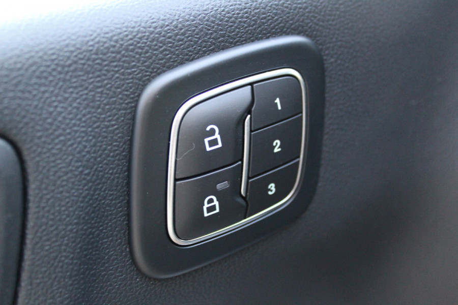 Ford Kuga 2.5-243pk PHEV ST-Line X. Van €. 54.937,- voor €. 43.735,- Trekgewicht van 2.100kg ! Elektr. panodak., elektr. trekhaak, stoel-, stuur- en voorraamverw., 360gr. Camera, HUD, AppleCarplay/Androidauto, Elektr. verstelb. comfortstoelen, LED verl.