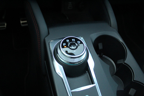 Ford Kuga 2.5-243pk PHEV ST-Line X. Van €. 54.937,- voor €. 43.735,- Trekgewicht van 2.100kg ! Elektr. panodak., elektr. trekhaak, stoel-, stuur- en voorraamverw., 360gr. Camera, HUD, AppleCarplay/Androidauto, Elektr. verstelb. comfortstoelen, LED verl.