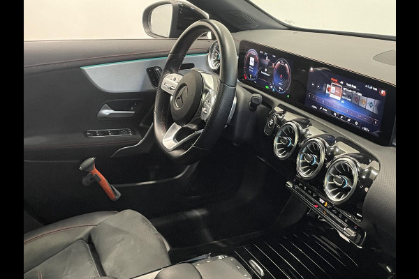 Mercedes-Benz CLA-Klasse Shooting Brake 250 e Business Solution AMG Limited Panoramadak Navigatie Apple Carplay/Android Auto Camera Parkeersensoren Elektrische achterklep Elektrische stoelen en verwarmd Virtual Cockpit Climate Control