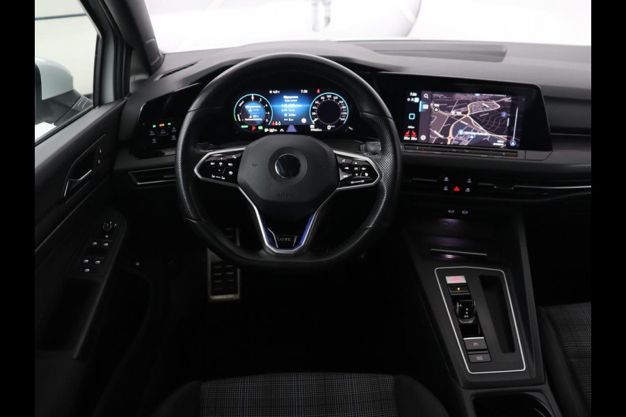 Volkswagen Golf 1.4 eHybrid GTE | Stoelverwarming | Adaptive cruise | Carplay | Navigatie | Parkeerhulp | Full LED | Sfeerverlichting | Climate control | PHEV | Plug In