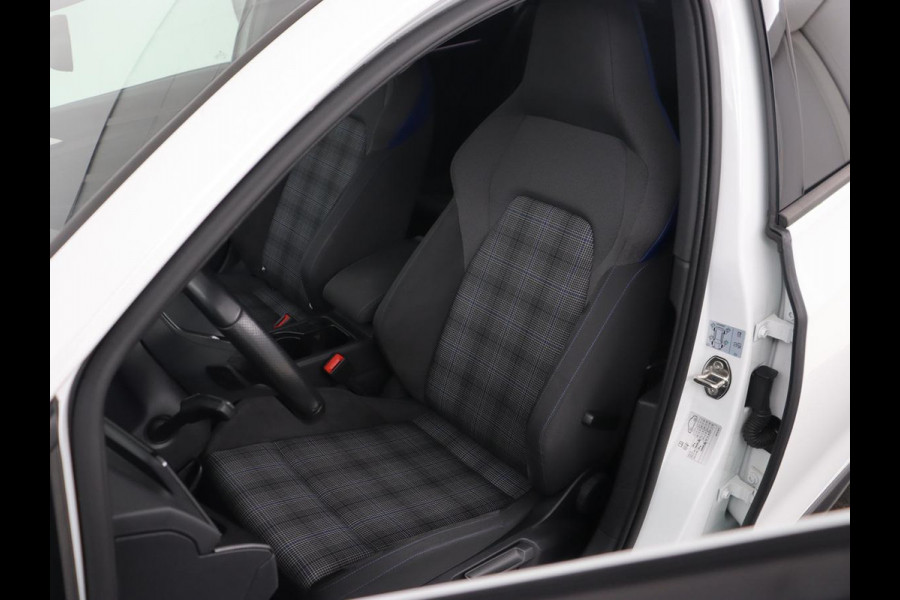 Volkswagen Golf 1.4 eHybrid GTE | Stoelverwarming | Adaptive cruise | Carplay | Navigatie | Parkeerhulp | Full LED | Sfeerverlichting | Climate control | PHEV | Plug In