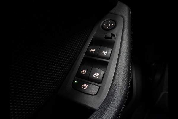 BMW 1-serie 118i Aut. Intro Sport Line VOL LEER/NAVI/CAMERA/LED/18"LMV!