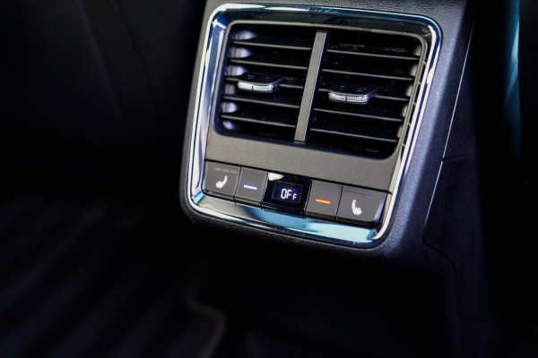 Škoda ENYAQ iV 80 Founders Edition Black | Massage | Stuurwielverwarming | 360 Camera | Achterbank Verwarming