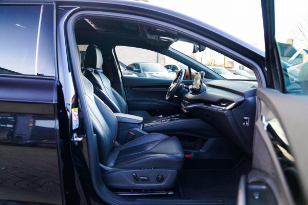 Škoda ENYAQ iV 80 Founders Edition Black | Massage | Stuurwielverwarming | 360 Camera | Achterbank Verwarming