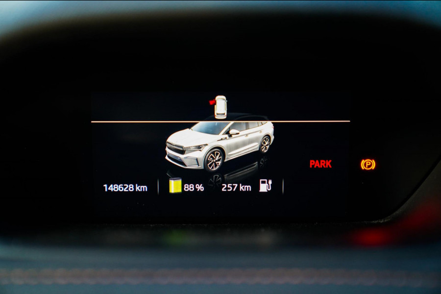 Škoda ENYAQ iV 80 Founders Edition Black | Massage | Stuurwielverwarming | 360 Camera | Achterbank Verwarming
