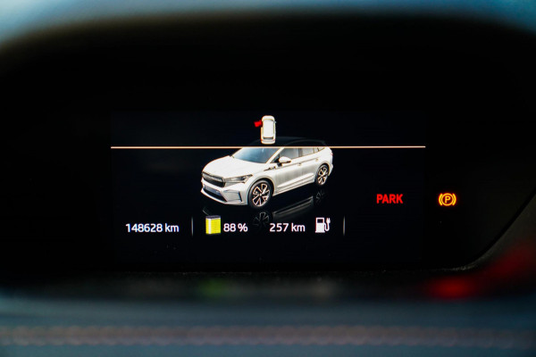 Škoda ENYAQ iV 80 Founders Edition Black | Massage | Stuurwielverwarming | 360 Camera | Achterbank Verwarming