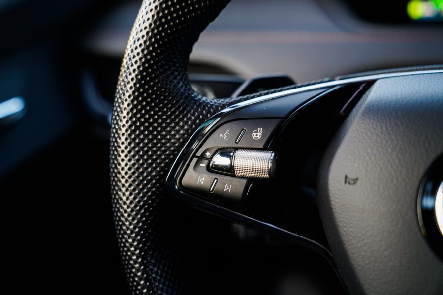 Škoda ENYAQ iV 80 Founders Edition Black | Massage | Stuurwielverwarming | 360 Camera | Achterbank Verwarming