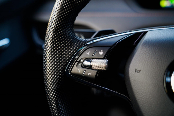 Škoda ENYAQ iV 80 Founders Edition Black | Massage | Stuurwielverwarming | 360 Camera | Achterbank Verwarming