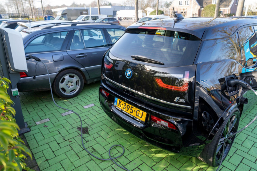 BMW i3 S Dark Shadow Edition 42 kWh|Prijs rijklaar incl 12 mnd garantie|Navi Camera Stoelverwarming