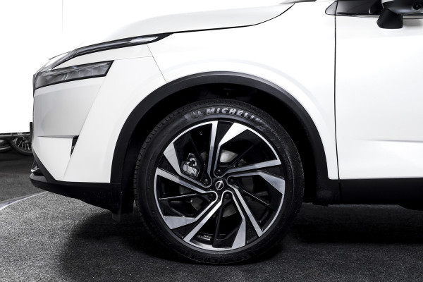 Nissan QASHQAI 1.3 MHEV Xtronic Tekna Plus - Automaat | Pano | Bose | Trekhaak | Dig. Cockpit | Adapt. Cruise | Winterpakket | Memory | 360 Camera | NAV + App. Connect | ECC | LM 20" |