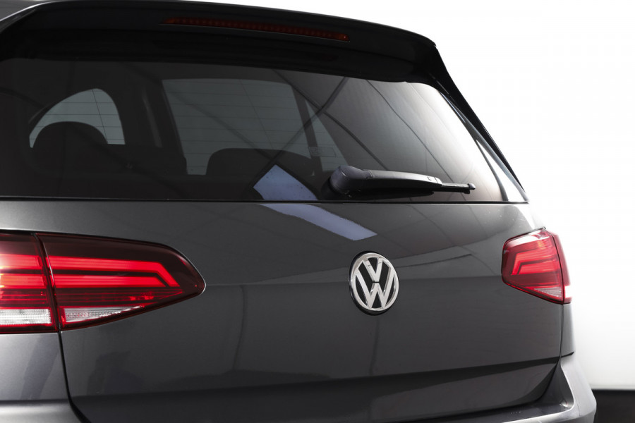 Volkswagen Golf 1.5 TSI 130 PK Comfortline Business | Adapt. Cruise | Stoelverw. | PDC | NAV + App. Connect | ECC | Trekhaak | DAB | LM 17" |