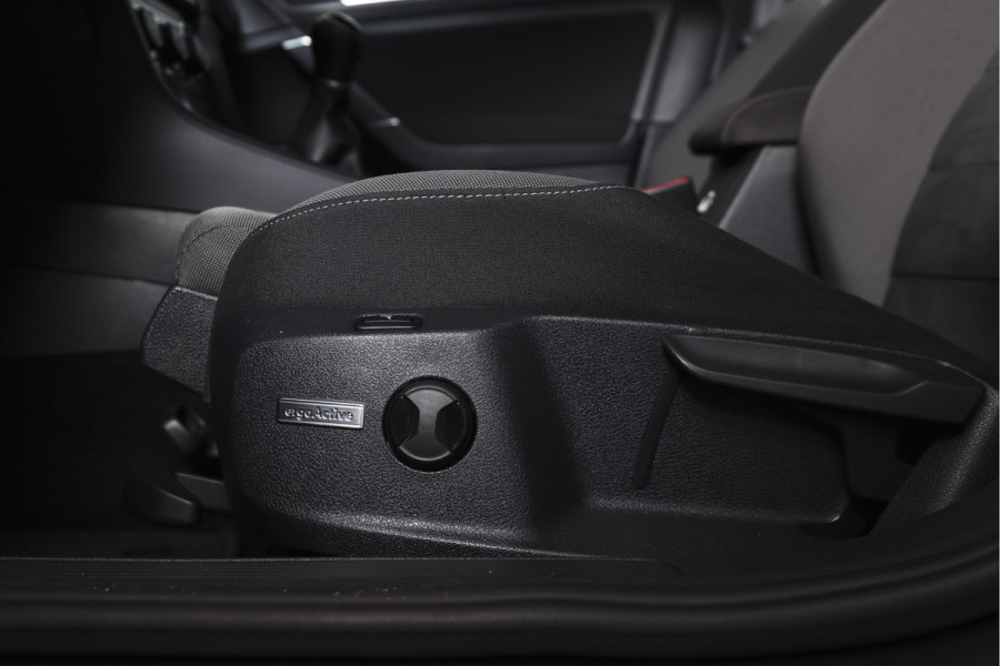 Volkswagen Golf 1.5 TSI 130 PK Comfortline Business | Adapt. Cruise | Stoelverw. | PDC | NAV + App. Connect | ECC | Trekhaak | DAB | LM 17" |