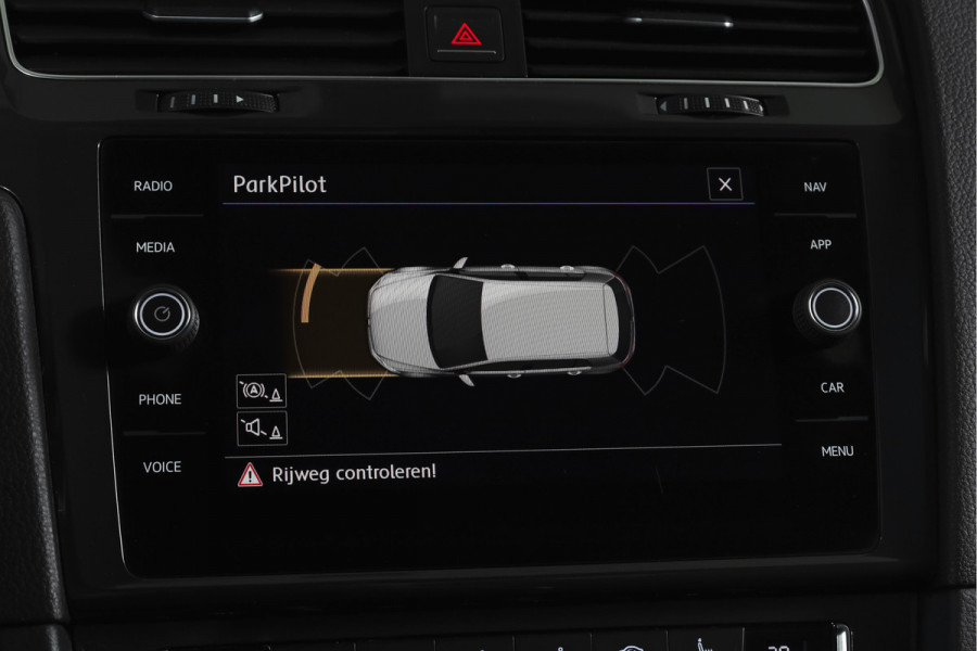 Volkswagen Golf 1.5 TSI 130 PK Comfortline Business | Adapt. Cruise | Stoelverw. | PDC | NAV + App. Connect | ECC | Trekhaak | DAB | LM 17" |