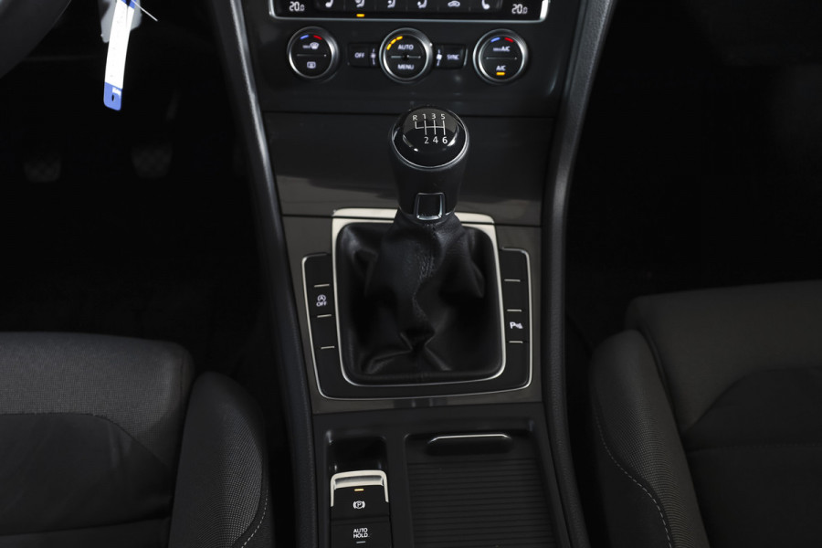 Volkswagen Golf 1.5 TSI 130 PK Comfortline Business | Adapt. Cruise | Stoelverw. | PDC | NAV + App. Connect | ECC | Trekhaak | DAB | LM 17" |