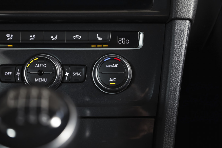 Volkswagen Golf 1.5 TSI 130 PK Comfortline Business | Adapt. Cruise | Stoelverw. | PDC | NAV + App. Connect | ECC | Trekhaak | DAB | LM 17" |