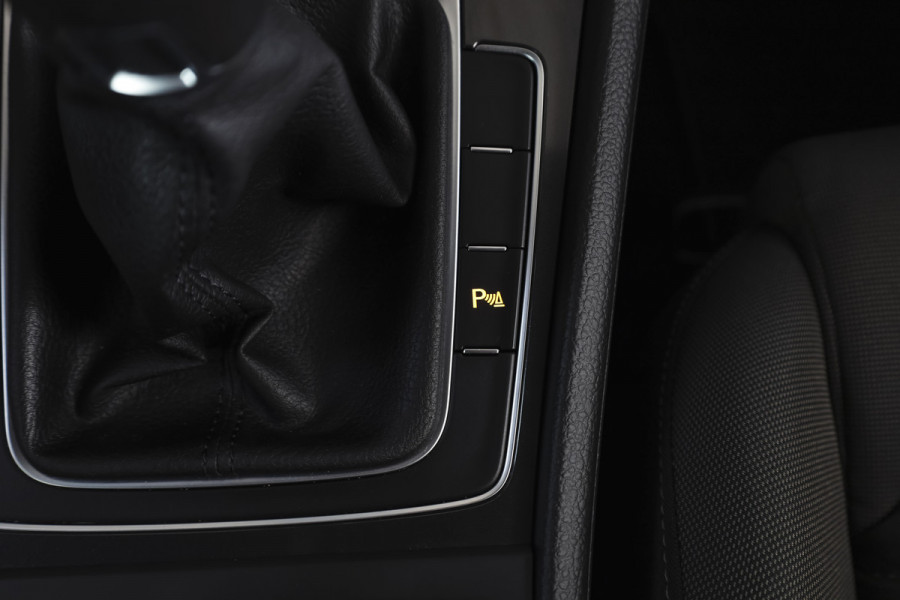 Volkswagen Golf 1.5 TSI 130 PK Comfortline Business | Adapt. Cruise | Stoelverw. | PDC | NAV + App. Connect | ECC | Trekhaak | DAB | LM 17" |