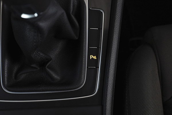 Volkswagen Golf 1.5 TSI 130 PK Comfortline Business | Adapt. Cruise | Stoelverw. | PDC | NAV + App. Connect | ECC | Trekhaak | DAB | LM 17" |