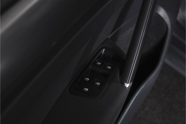 Volkswagen Golf 1.5 TSI 130 PK Comfortline Business | Adapt. Cruise | Stoelverw. | PDC | NAV + App. Connect | ECC | Trekhaak | DAB | LM 17" |